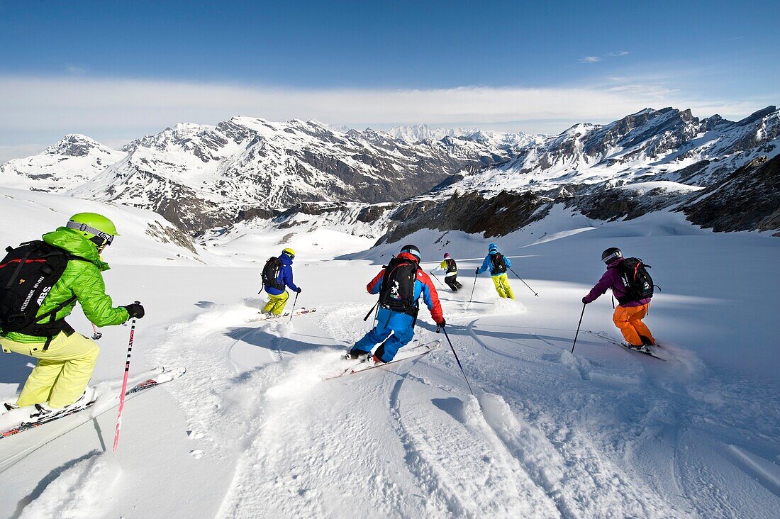 Skifahrer bei der Abfahrt, Alto Adige, Südtirol, Italien, Europa