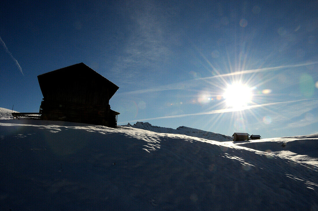 Almhütte im Schnee im Sonnenlicht, Alto Adige, Südtirol, Italien, Europa