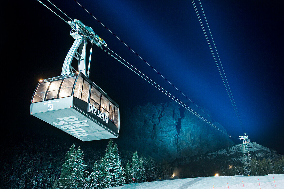 Beleuchtete Gondelbahn über einer Skipiste bei Nacht, Sella, Alto Adige, Südtirol, Italien, Europa