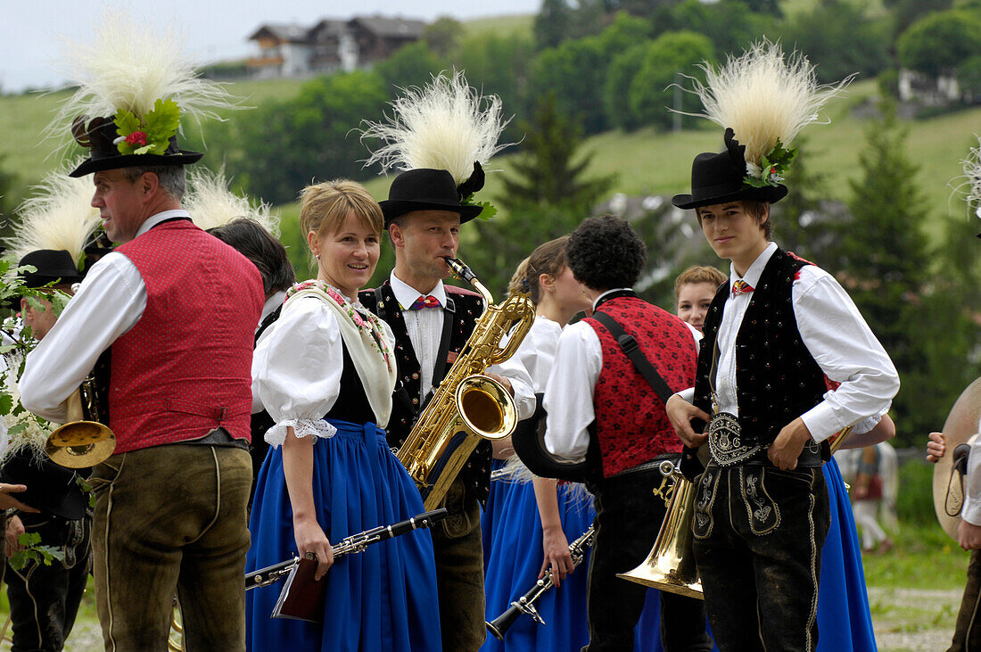 People in traditional costumes with musical instruments, Siuse, Valle Isarco, Alto Adige, South Tyrol, Italy, Europe