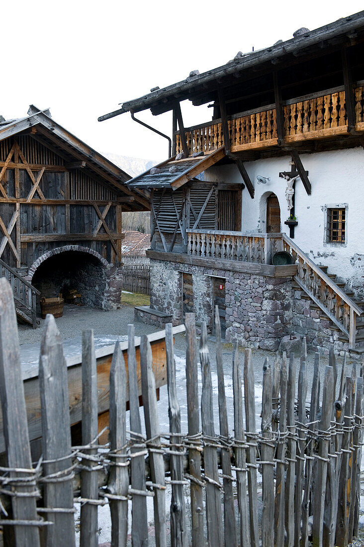 Holzzaun vor historischem Bauernhaus, Rohrerhof, Sarntal, Alto Adige, Südtirol, Italien, Europa