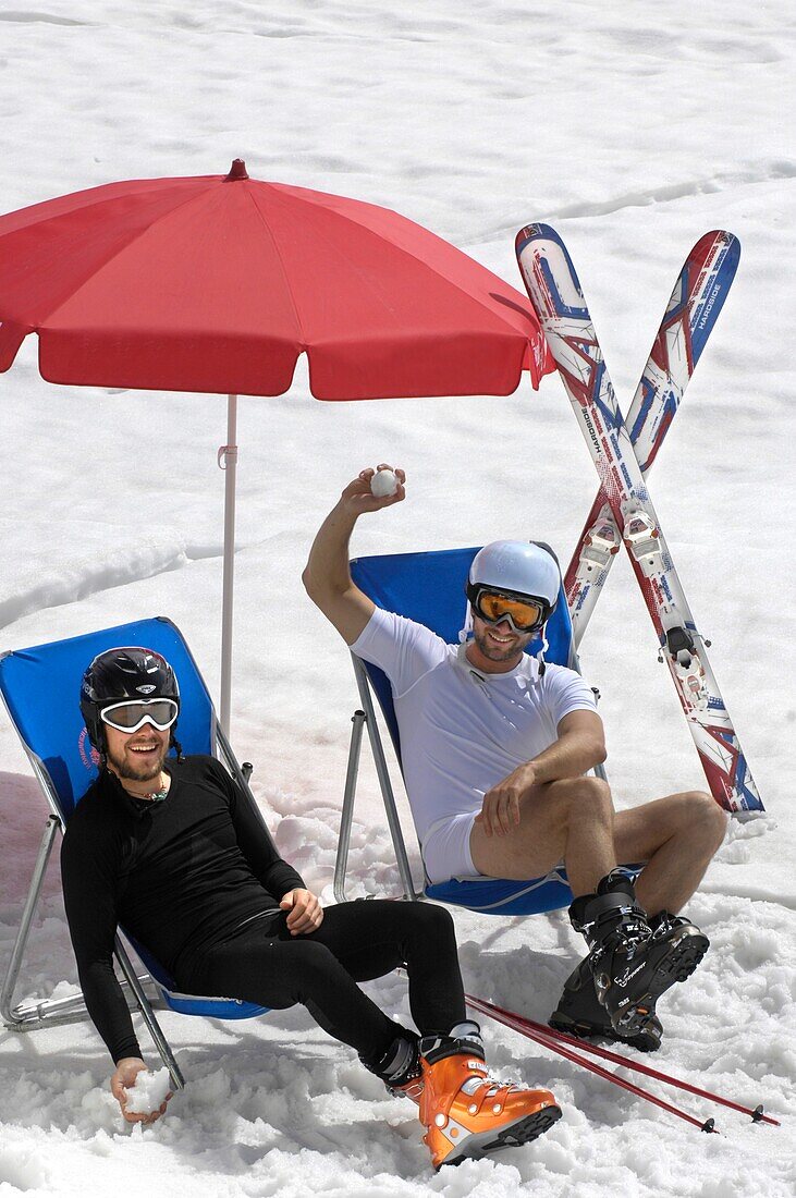 Zwei Skifahrer in Liegestühlen im Schnee, Alto Adige, Südtirol, Italien, Europa
