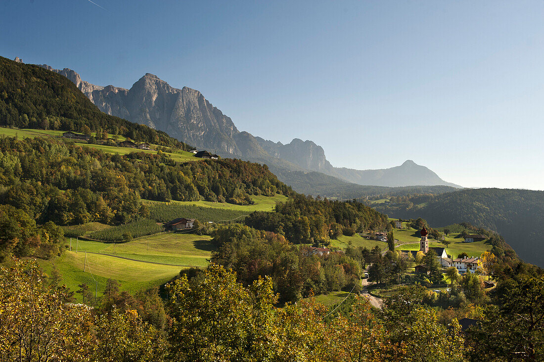 Berglandschaft im Sonnenlicht im Herbst, Naturpark Schlern Rosengarten, Dolomiten, Alto Adige, Südtirol, Italien, Europa
