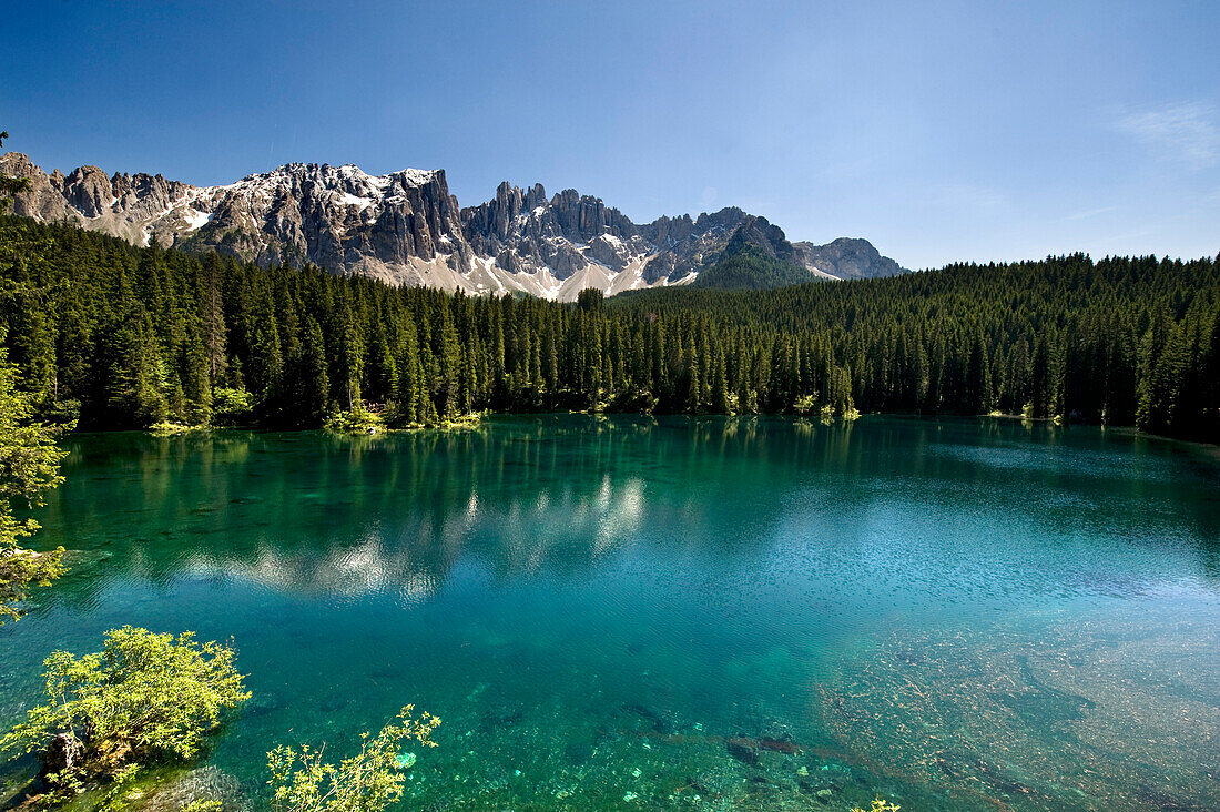 Karersee im Sonnenlicht vor den Dolomiten, Naturpark Schlern Rosengarten, Alto Adige, Südtirol, Italien, Europa