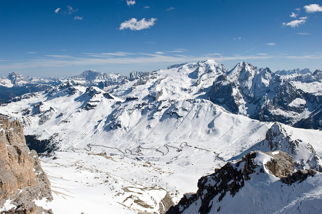 Verschneite Berglandschaft im Sonnenlicht, Pordoi Pass, Pordoijoch, Alto Adige, Südtirol, Italien, Europa