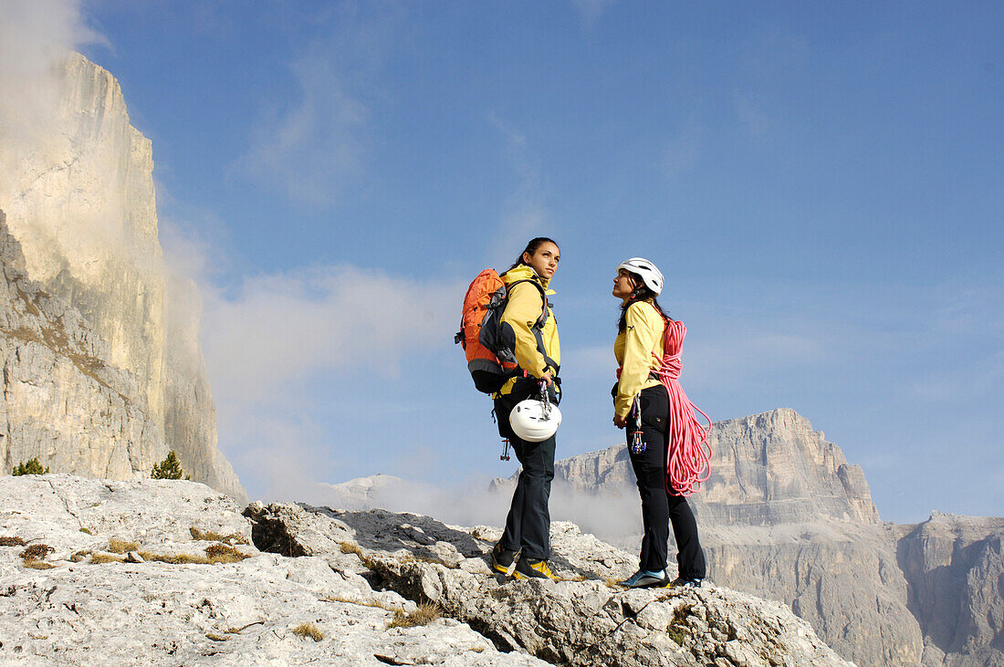 Zwei Bergsteiger mit Kletterseil, Alto Adige, Südtirol, Italien, Europa