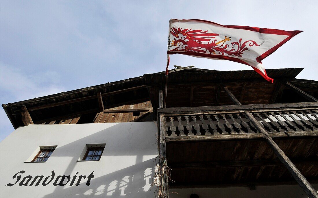 Blick von unten auf Gasthaus und Museum, St. Leonhard in Passeier, Passeiertal, Alto Adige, Südtirol, Italien, Europa