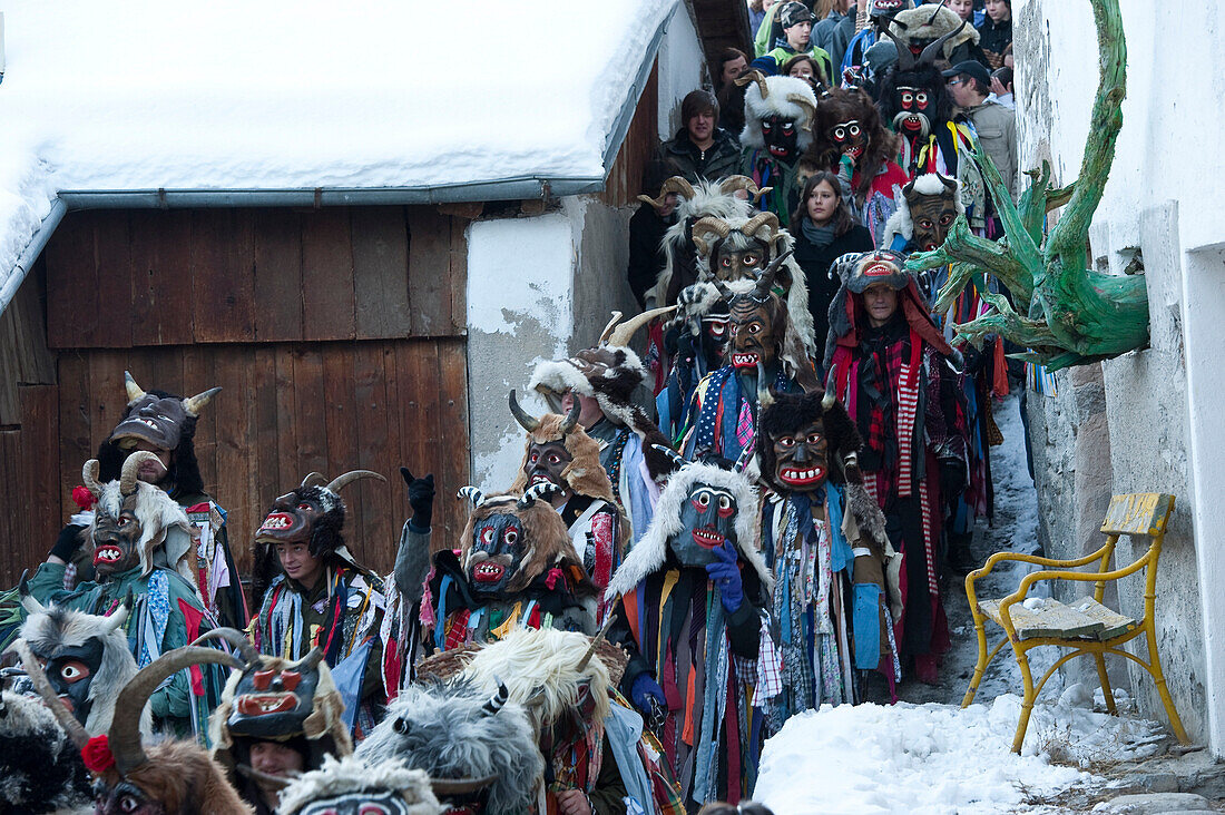Verkleidete Menschen mit Masken im Winter, Stilfs, Vinschgau, Alto Adige, Südtirol, Italien, Europa