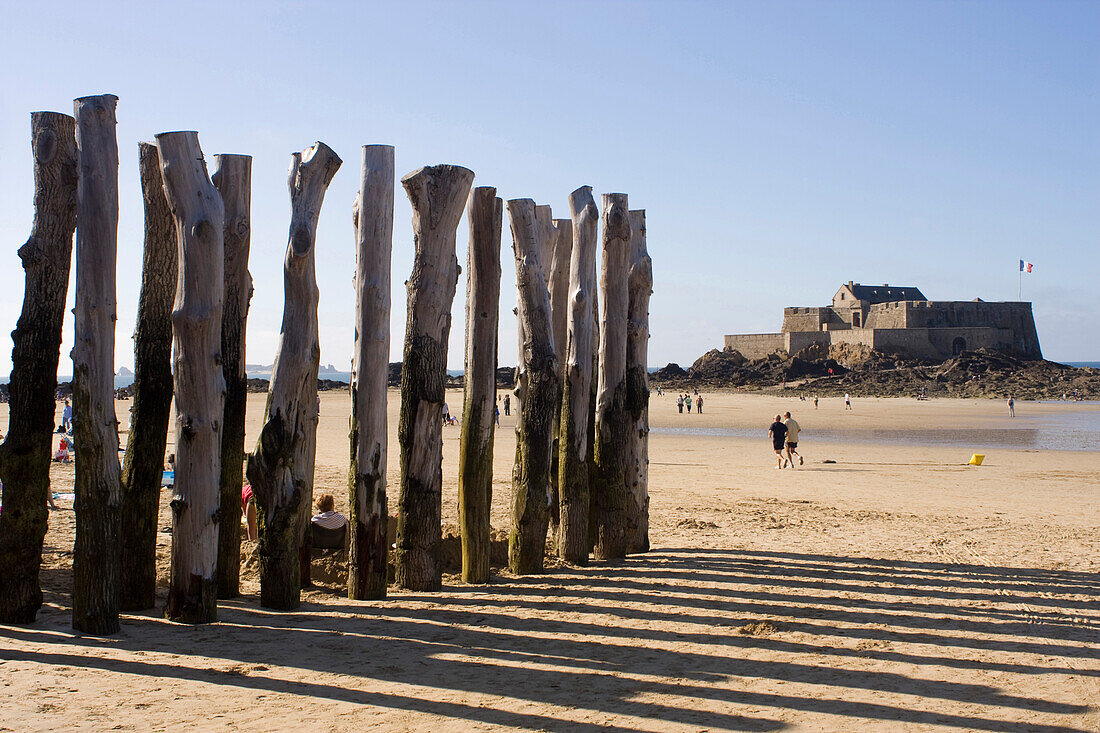 France, Brittany, Ille et Vilaine, Saint Malo, Fort National andbeach