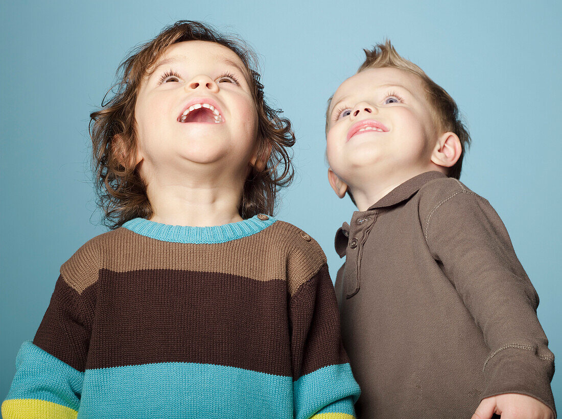 2 children looking up – License image – 70375683 lookphotos