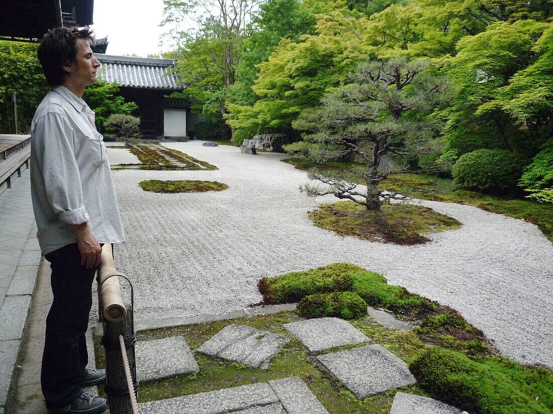 JAPON, KYOTO, Westerner at Tenjuan stone garden in Nanzen Ji monastery