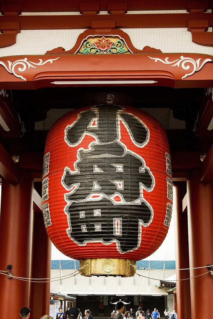 JAPON, TOKYO, Kaminarimon gate lamp in Senso-Ji temple