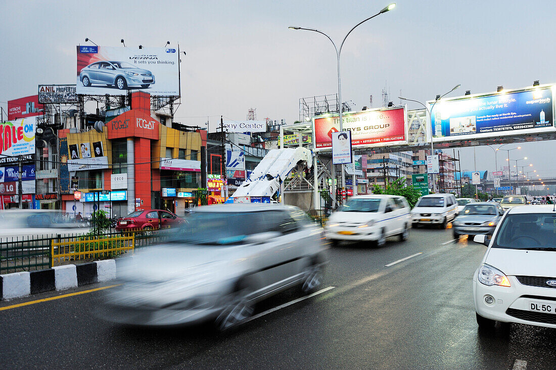 Straßenszene in Noida, Großraum Delhi, Uttar Pradesh, Indien