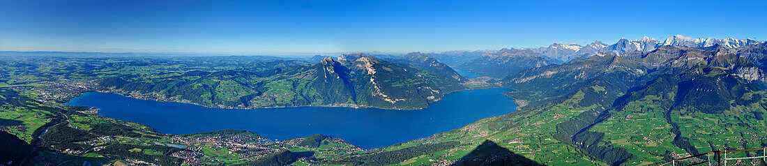 Blick vom Niesen über den Thunersee auf Gebirgspanorama, UNESCO Weltnaturerbe Schweizer Alpen Jungfrau-Aletsch, Berner Oberland, Kanton Bern, Schweiz