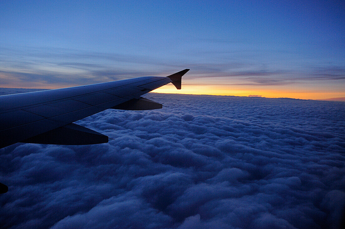 Morgenstimmung über den Wolken mit Flugzeugflügel, Flug von Delhi nach Leh, Ladakh, Jammu und Kashmir, Indien