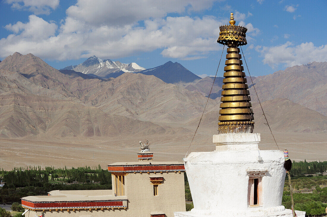 Stupa mit Blick auf das Zanskargebirge, Kloster Shey, Leh, Industal, Ladakh, Jammu und Kashmir, Indien