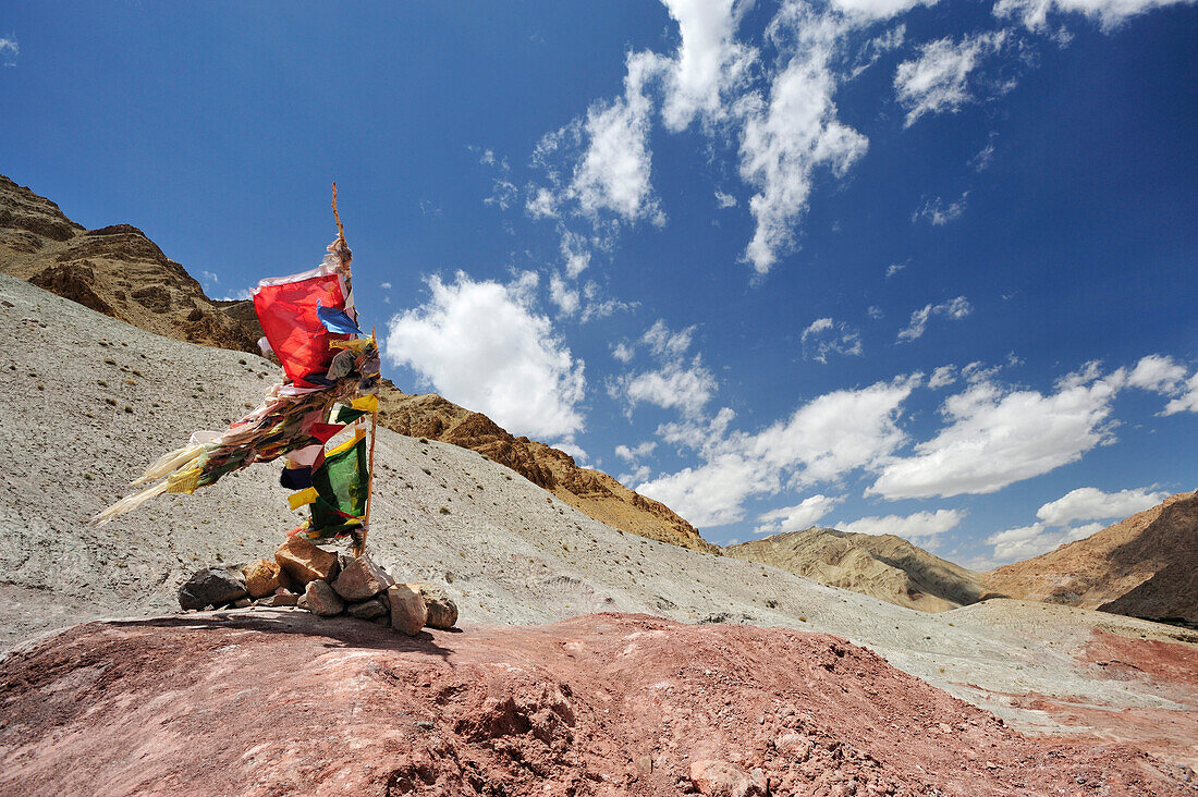Gebetsfahnen am Pass, Trekking-Tour von Kloster Likir nach Yangtang, Ladakh, Jammu und Kashmir, Indien