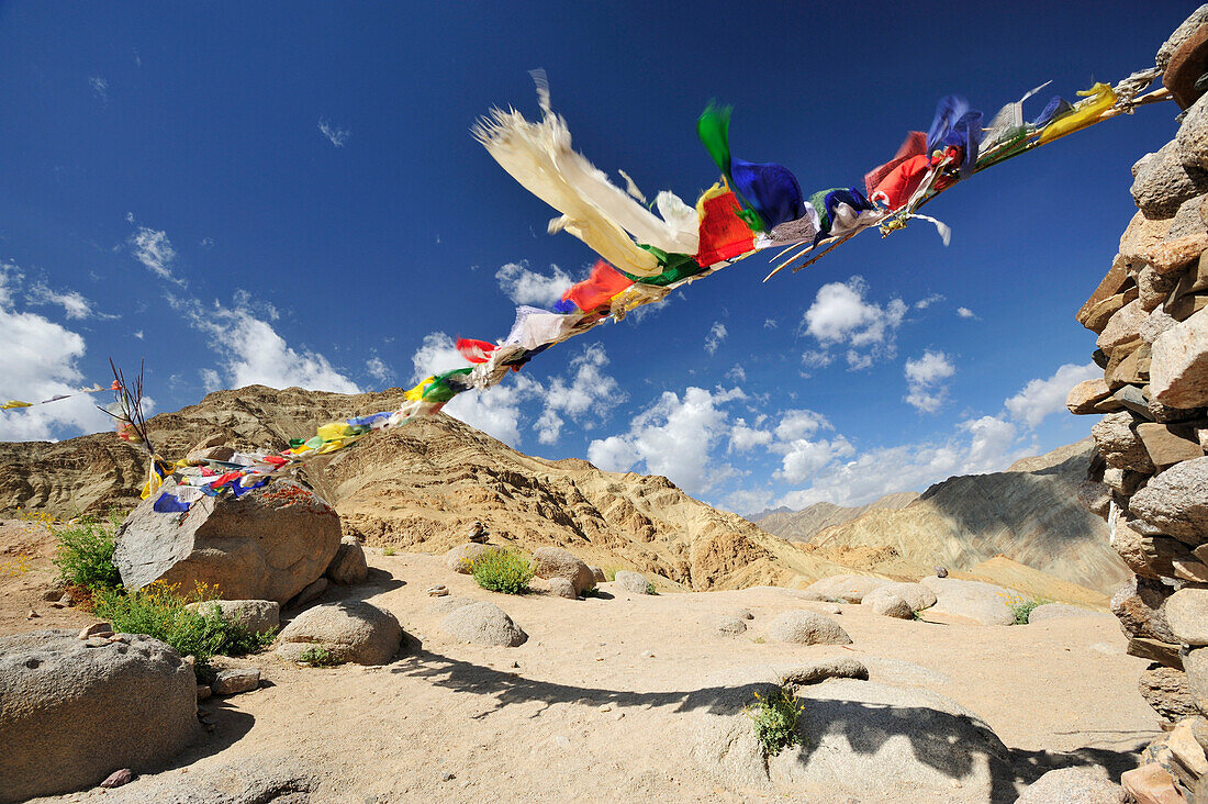 Gebetsfahnen am Pass, Trekking-Tour von Kloster Likir nach Yangtang, Ladakh, Jammu und Kashmir, Indien