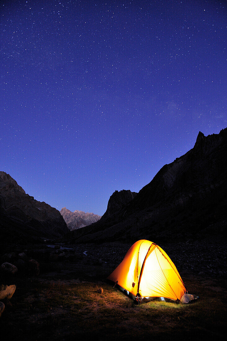 Beleuchtetes Zelt unter Sternenhimmel, Honupatta, Großer Zanskar Trek, Zanskargebirge, Zanskar, Ladakh, Indien