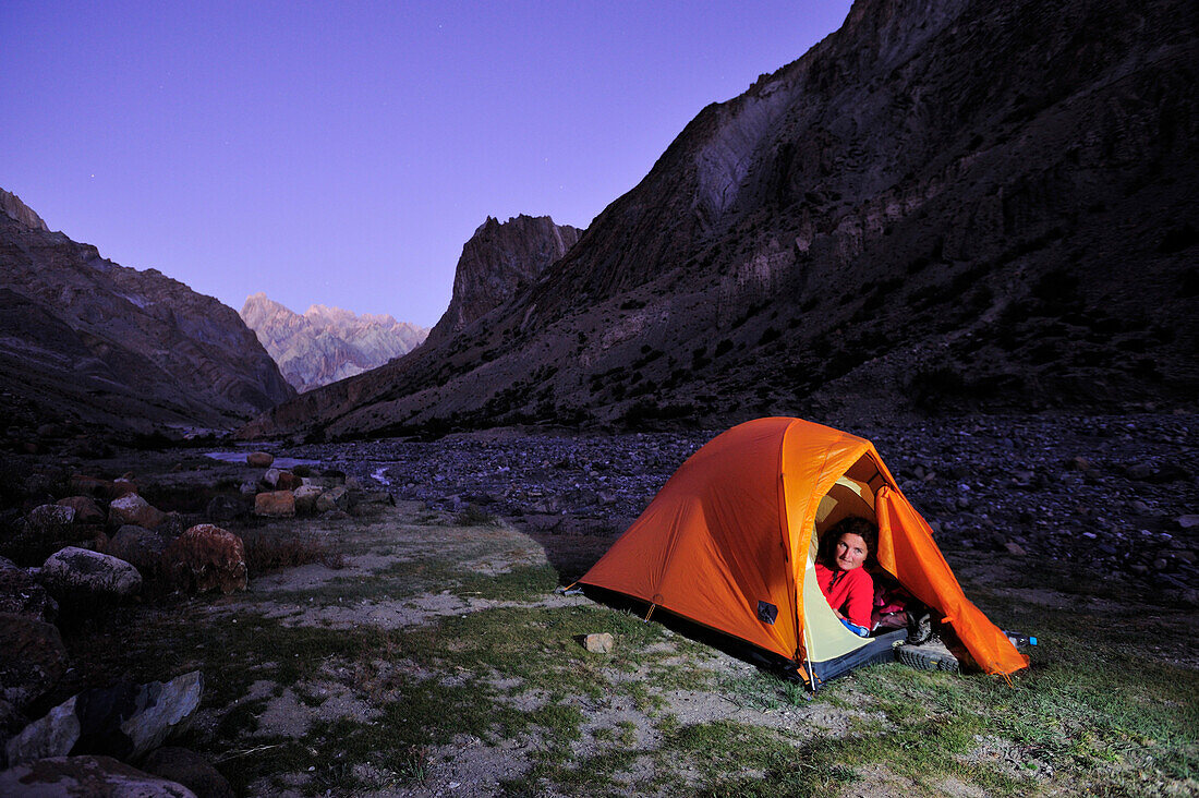 Frau liegt in einem Zelt, Honupatta, Großer Zanskar Trek, Zanskargebirge, Zanskar, Ladakh, Jammu und Kashmir, Indien