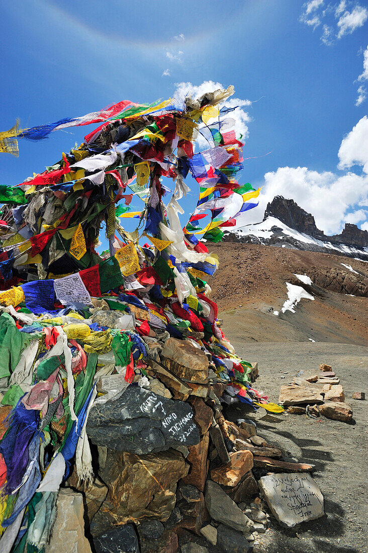 Gebetsfahnen am Pass bei Photoksar, Sengi La, Sengge La, Großer Zanskar Trek, Zanskargebirge, Zanskar, Ladakh, Indien
