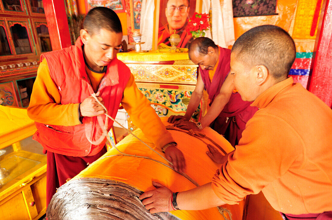 Mönche und Nonne vernähen Rolle mit Gebetssprüchen für eine Gebetsmühle, Frauenkloster Lingshed, Kloster Lingshed, Lingshed, Großer Zanskar Trek, Zanskargebirge, Zanskar, Ladakh, Indien