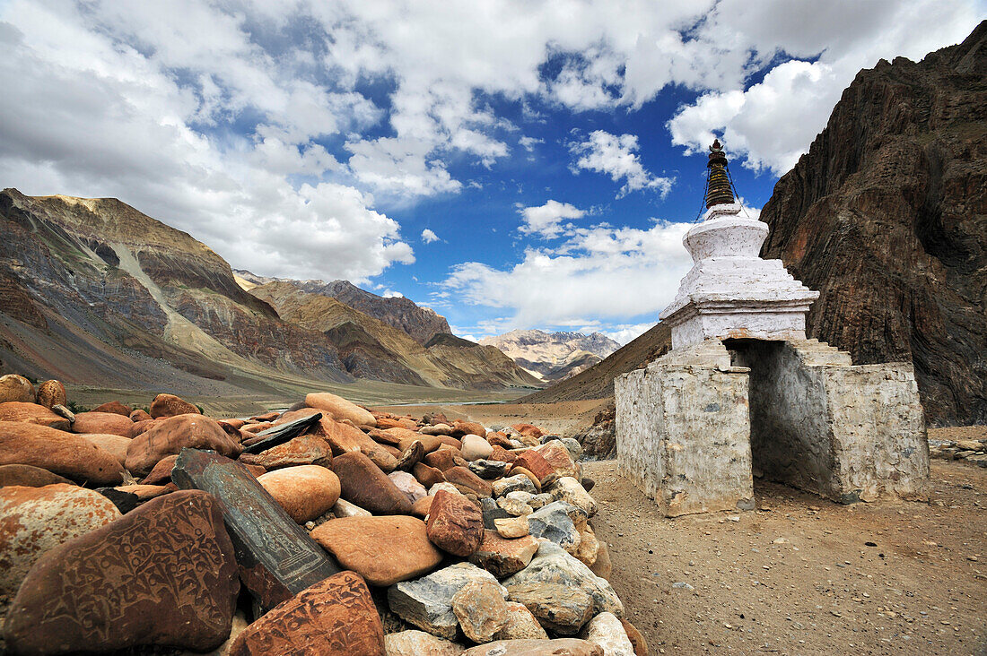 Manimauer mit Chörten, Stupa, Pigmo, Padum, Großer Zanskar Trek, Zanskargebirge, Zanskar, Ladakh, Indien