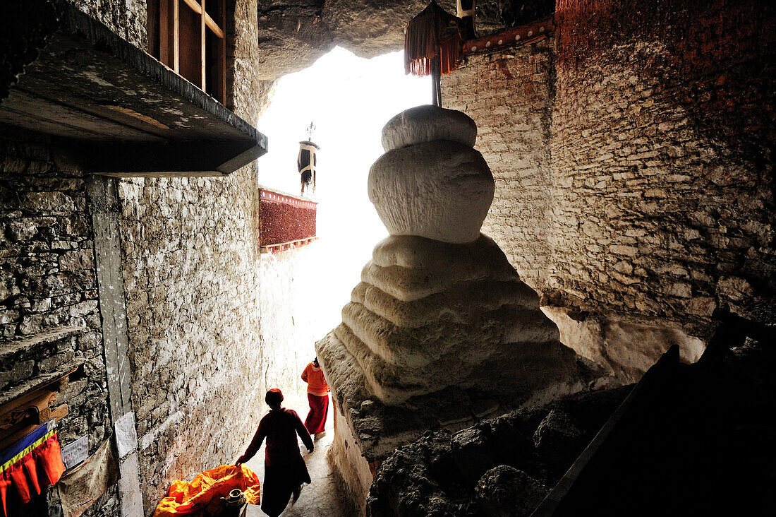 Stupa, Chörten in der heiligen Höhle, Kloster Phuktal, Phuktal, Großer Zanskar Trek, Zanskargebirge, Zanskar, Ladakh, Indien