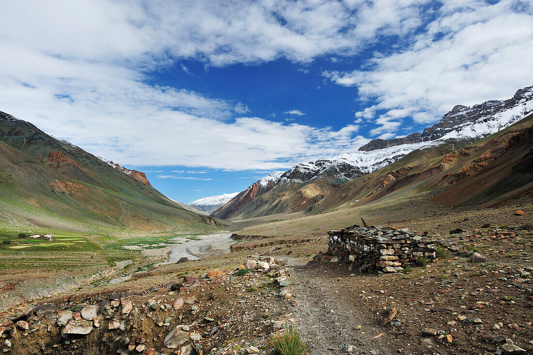 Manimauer am Weg bei She, zwischen Testa und Lakang Sumdo, Großer Zanskar Trek, Zanskargebirge, Zanskar, Ladakh, Indien