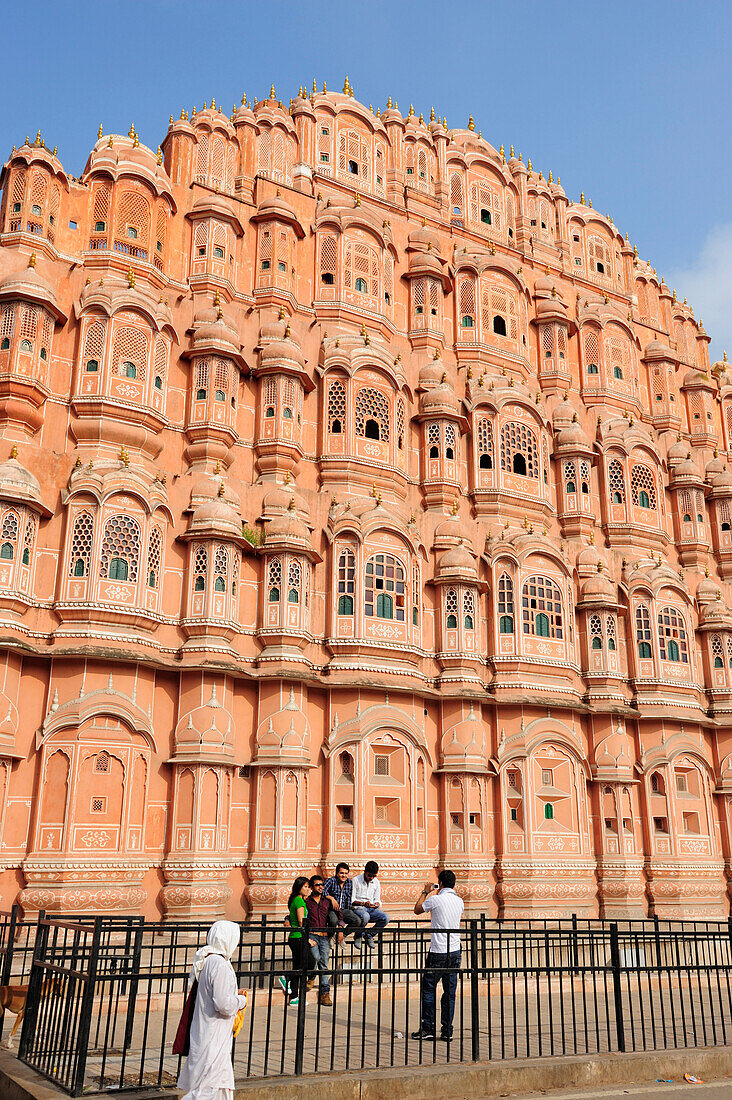 Indische Touristen fotografieren sich vor Palast der Winde, Palast der Winde, Hawa Mahal, Jaipur, Rajasthan, Indien