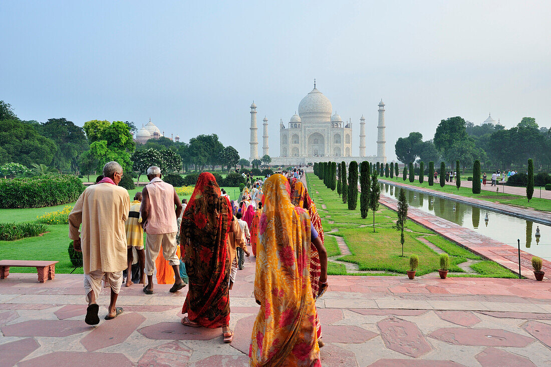 Indische Touristen in Saris gehen auf Taj Mahal zu, Taj Mahal, UNESCO Weltkulturerbe, Agra, Uttar Pradesh, Indien