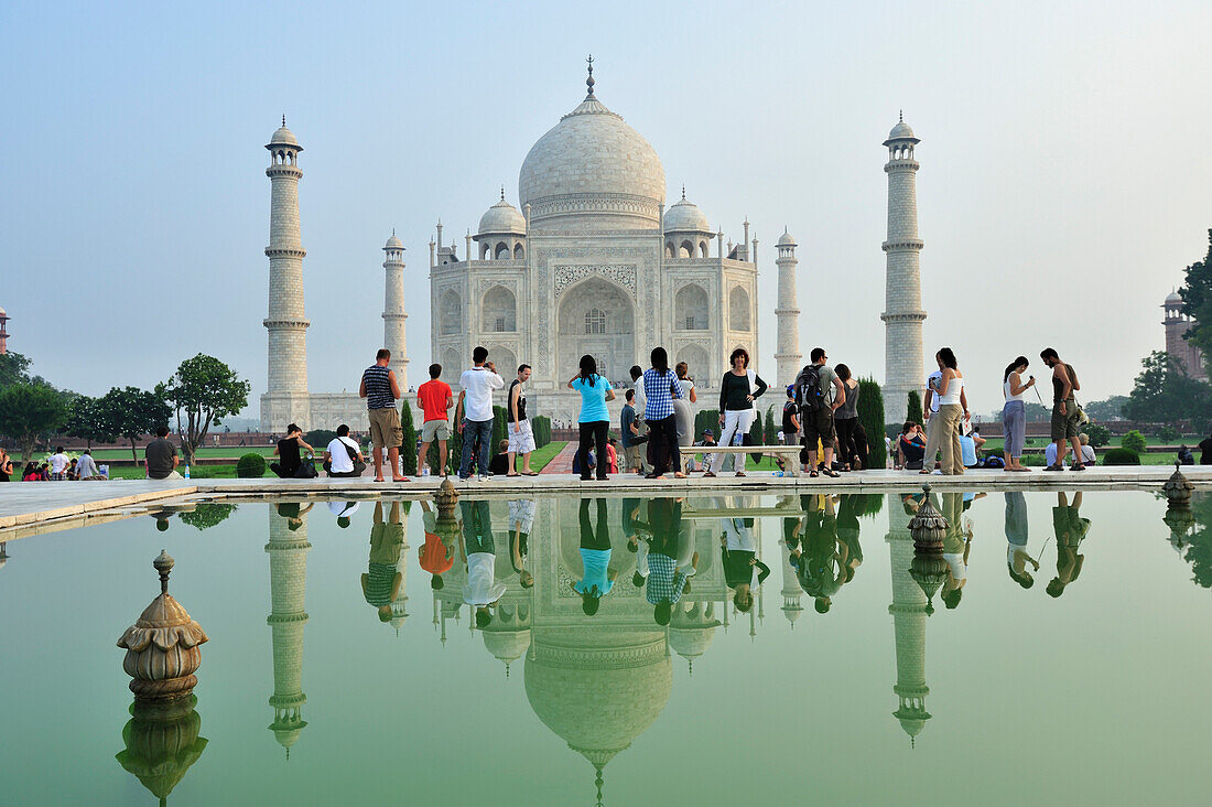 Taj Mahal und Touristen spiegeln sich in Wasserbecken, Taj Mahal, UNESCO Weltkulturerbe, Agra, Uttar Pradesh, Indien