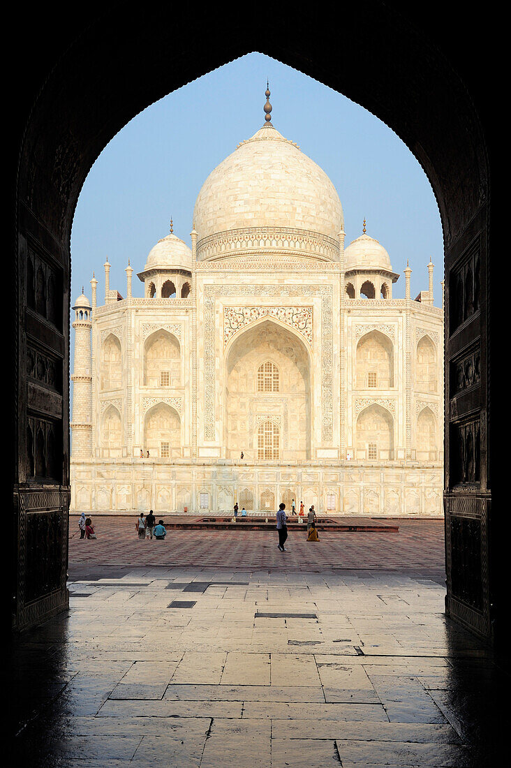 View through archway toTaj Mahal, Taj Mahal, UNESCO World Heritage Site, Agra, Uttar Pradesh, India