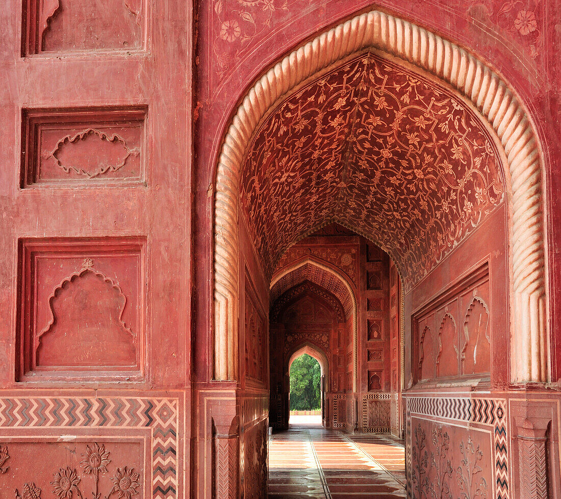 Torbögen in Nebengebäude am Taj Mahal, Taj Mahal, UNESCO Weltkulturerbe, Agra, Uttar Pradesh, Indien