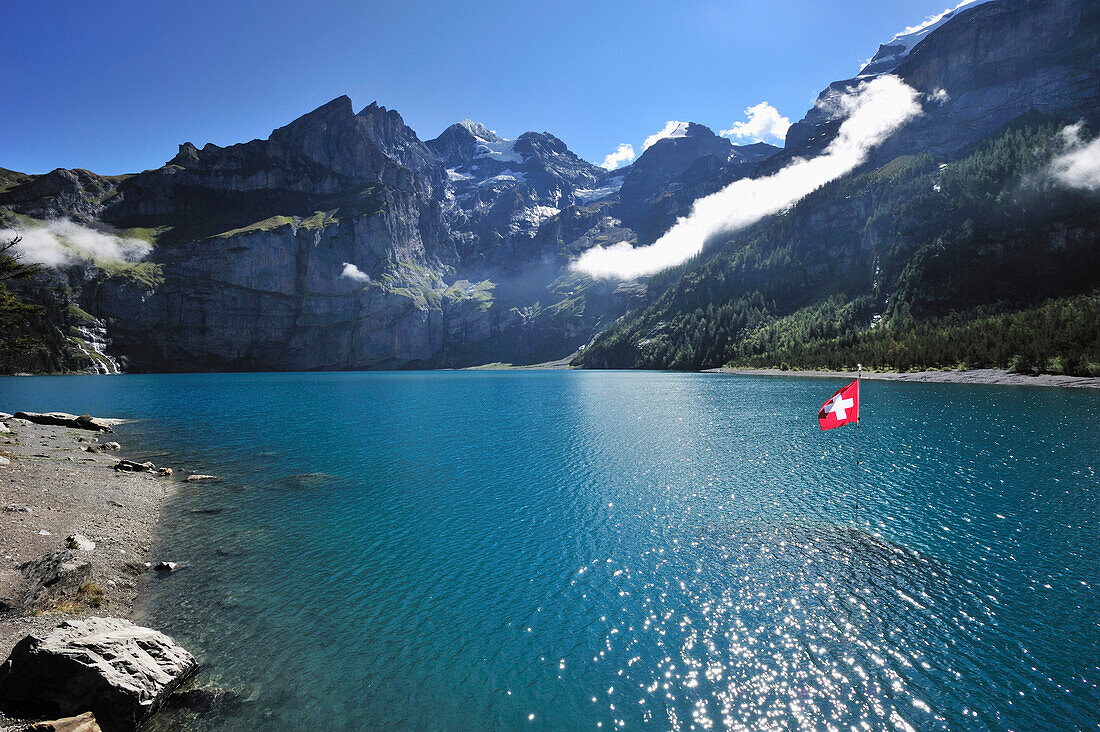 Schweizer Flagge im Oeschinensee, Blüemlisalp, UNESCO Weltnaturerbe Schweizer Alpen Jungfrau-Aletsch, Berner Oberland, Kanton Bern, Schweiz