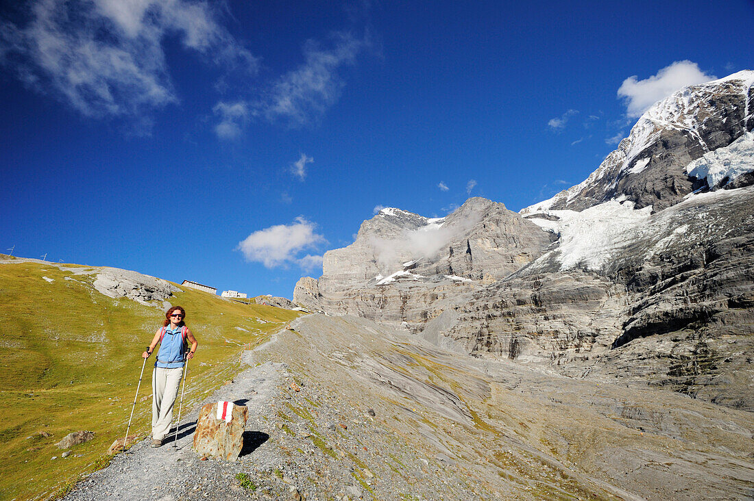 Frau steigt auf dem Moränenweg ab, Eiger und Mönch im Hintergrund, UNESCO Weltnaturerbe Schweizer Alpen Jungfrau-Aletsch, Berner Oberland, Kanton Bern, Schweiz