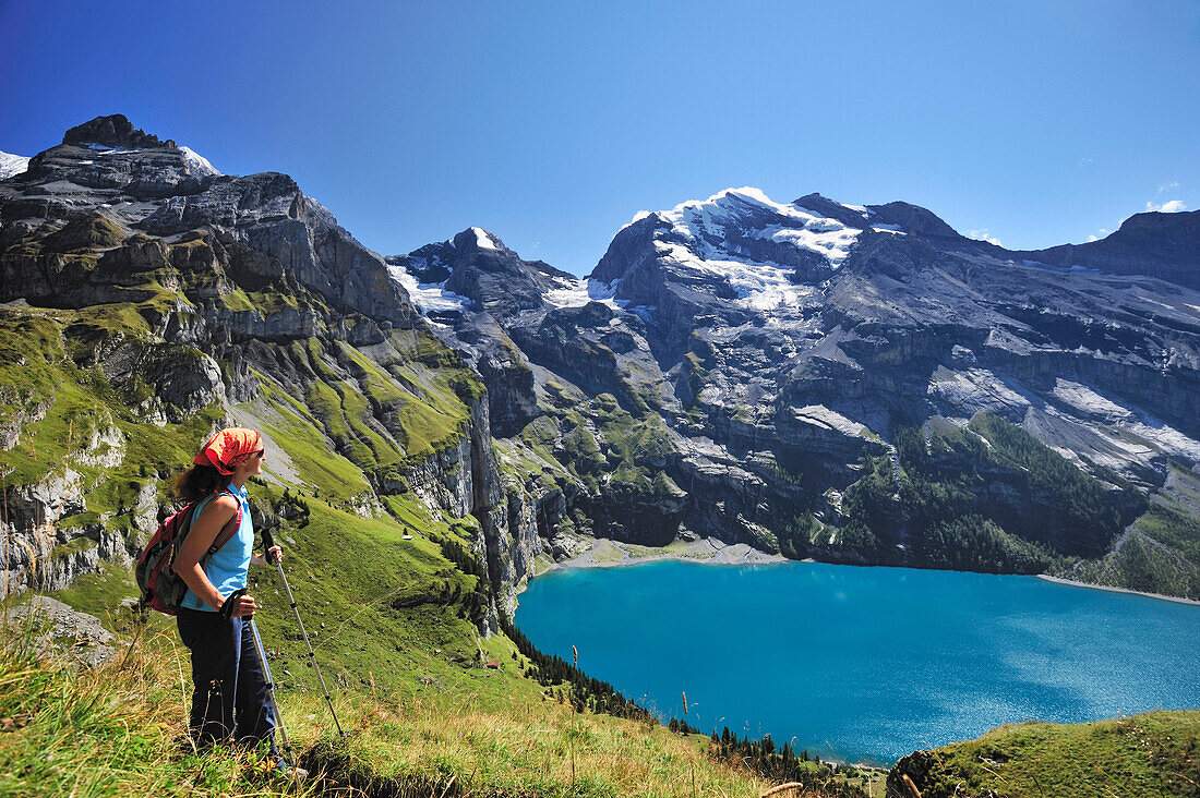 Frau blickt über Oeschinensee, Blüemlisalp, UNESCO Weltnaturerbe Schweizer Alpen Jungfrau-Aletsch, Berner Oberland, Kanton Bern, Schweiz