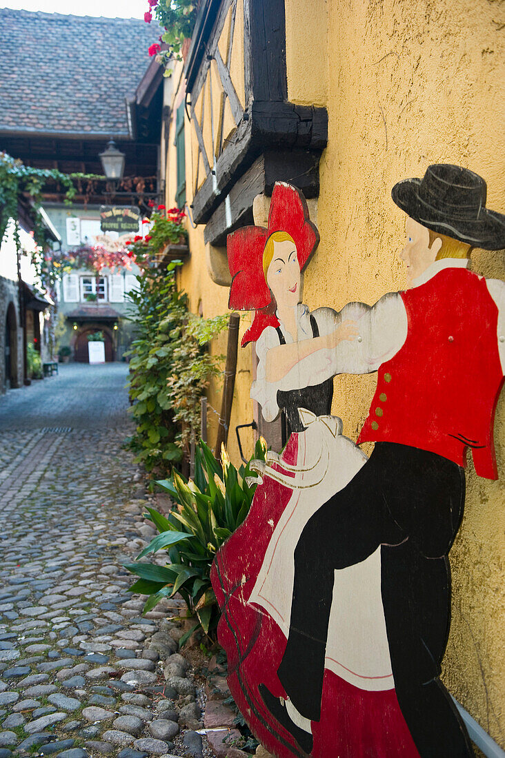 Figuren in Elsässer Tracht, Turckheim, in der Nähe von Colmar, Elsass, Frankreich