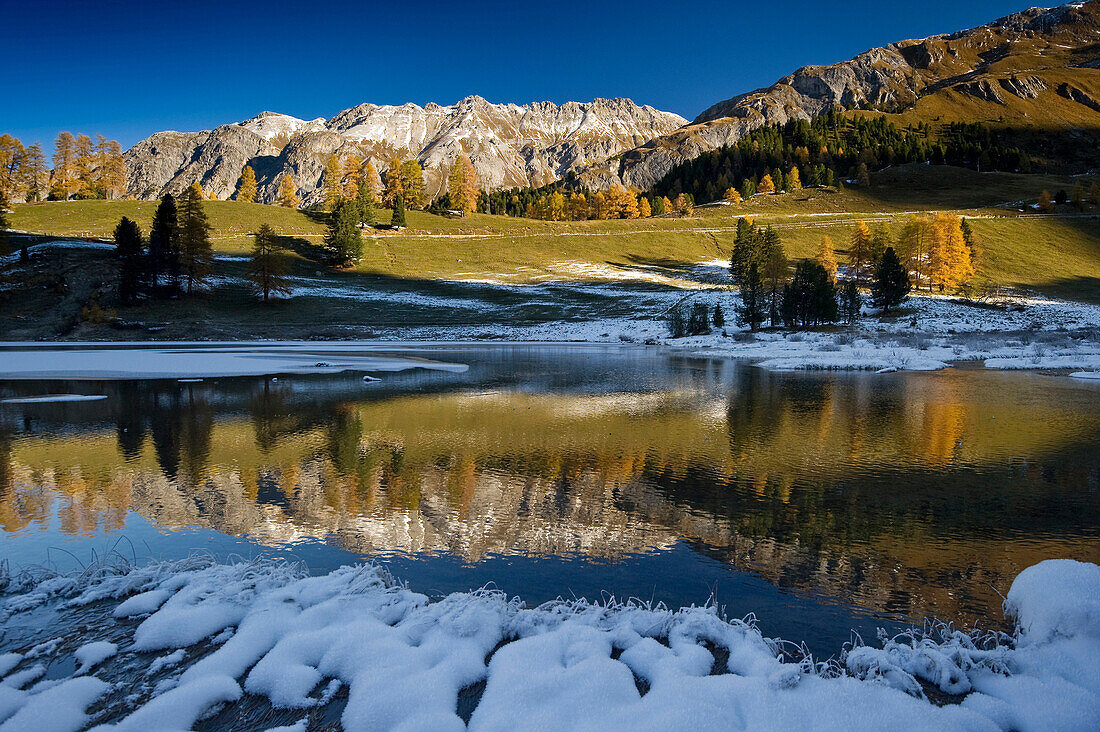 Spiegelung der Berge im See, Palpuogasee, Bergün, Graubünden, Schweiz