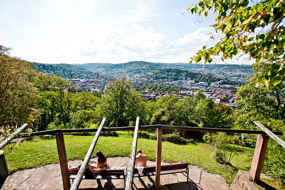 Menschen mit Blick auf Stuttgart, Baden-Württemberg, Deutschland