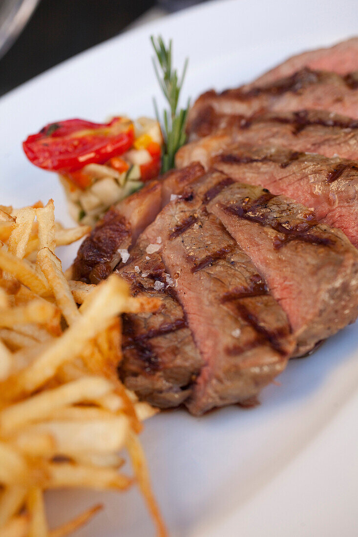 Beef Sirloin vom Rind mit Streichholzkartoffeln, Restaurant Carne SA, Kapstadt, Westkap, Südafrika