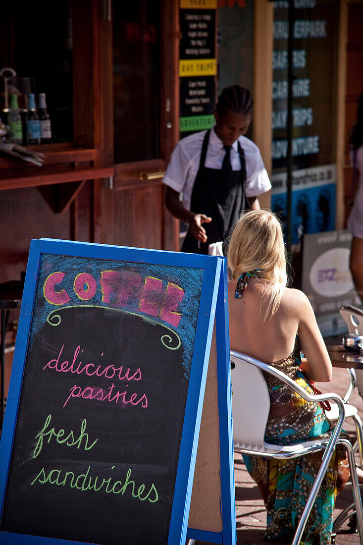 Strassenimpression an einem Coffee Shop auf Long Street im Stadtzentrum von Kapstadt, Kapstadt, Westkap, Südafrika