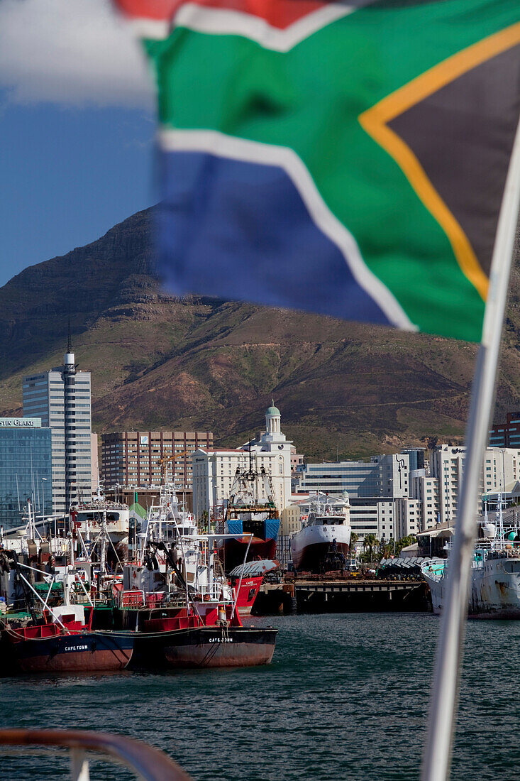Blick von der V &amp,amp,amp, A Waterfront auf den Hafen und das Stadtzentrum von Kapstadt, Westkap, Südafrika, RSA, Afrika