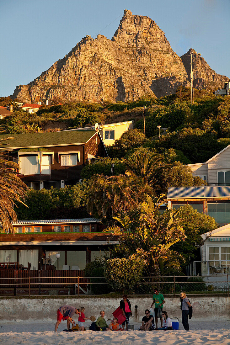 Abendstimmung am Clifton Beach mit Blick zum Table Mountain, Kapstadt, Westkap, Südafrika