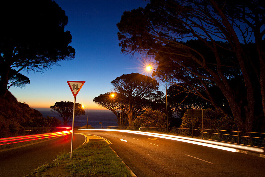 Pass Strasse Kloof Road von Kapstadt nach Camps Bay nach Sonnenuntergang, Camps Bay, Kapstadt, Westkap, Südafrika, RSA, Afrika