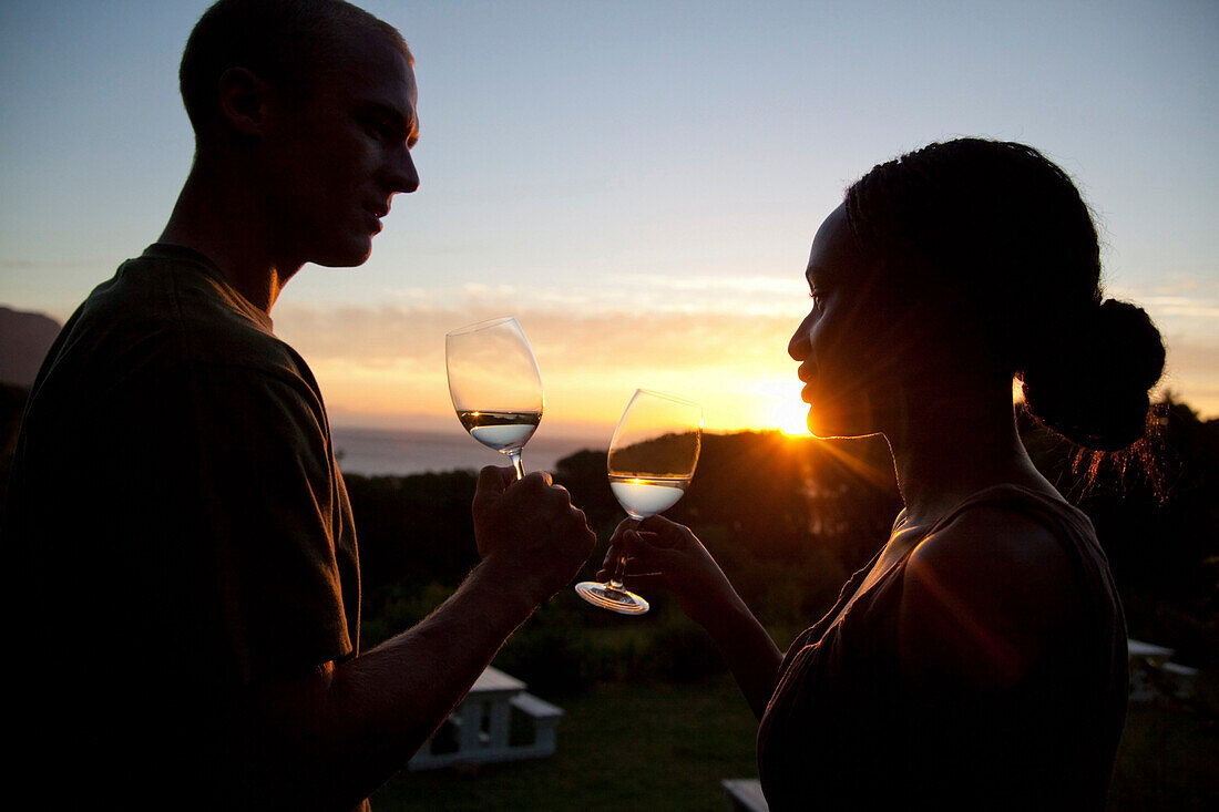 Mann und Frau beim Genuß eines Glases Wein, Stellenbosch, Westkap, Südafrika, Afrika