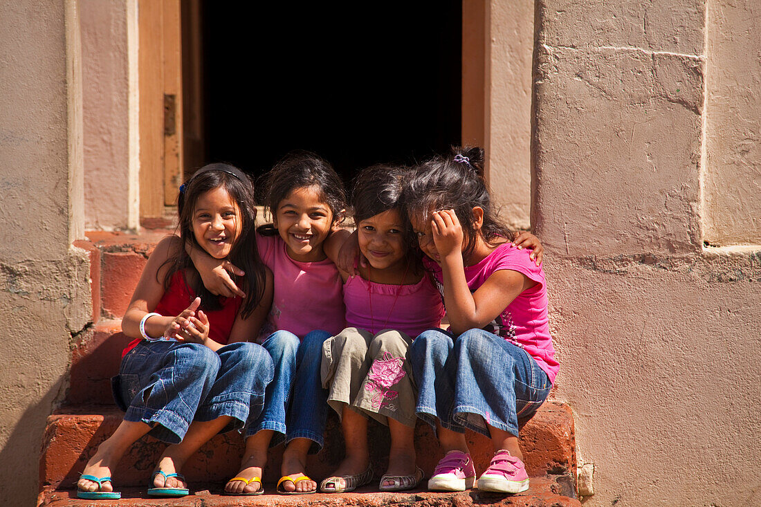 Gruppe von kleinen Mädchen im Bo-Kaap Viertel, Africa, Kapstadt, Westkap, Südafrika, Afrika