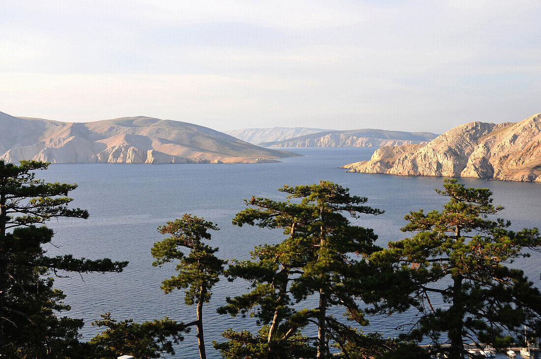 Blick auf die Bucht von Baska, Insel Krk, Kvarner Bucht, Kroatien