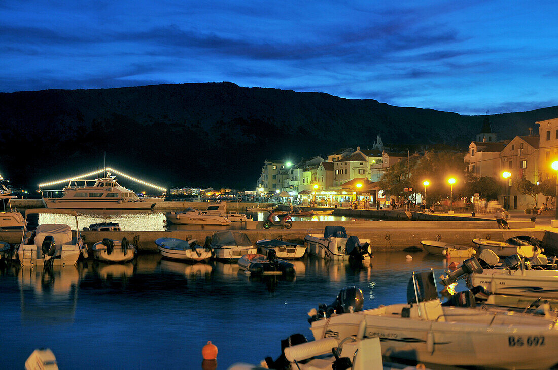 Boote im Hafen von Baska, Insel Krk, Kvarner Bucht, Kroatien