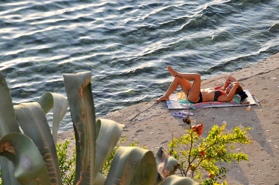 Frau beim Sonnenbaden, Strand bei Rab, Insel Rab, Kvarner Bucht, Kroatien